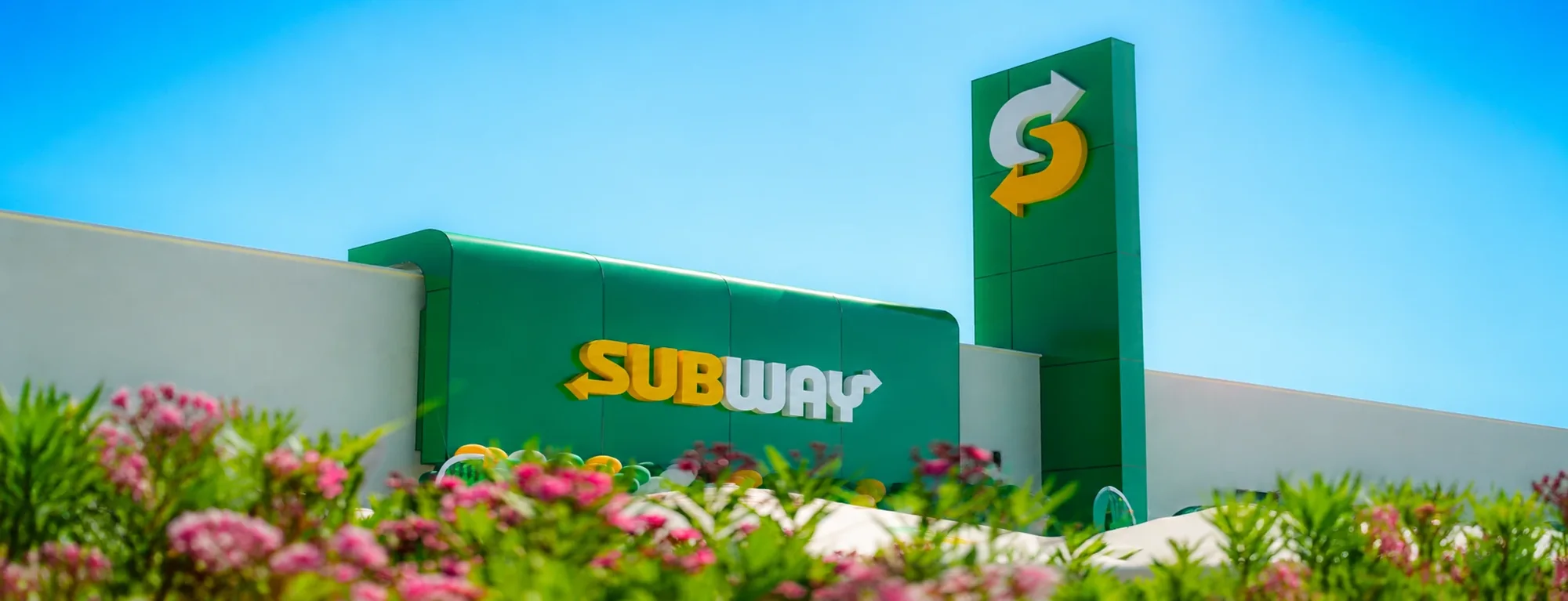 Павильон Subway на пляжной линии Sea Breeze: зелёная вывеска и пилон со знаком. Фото: subway.az, новость об открытии точки