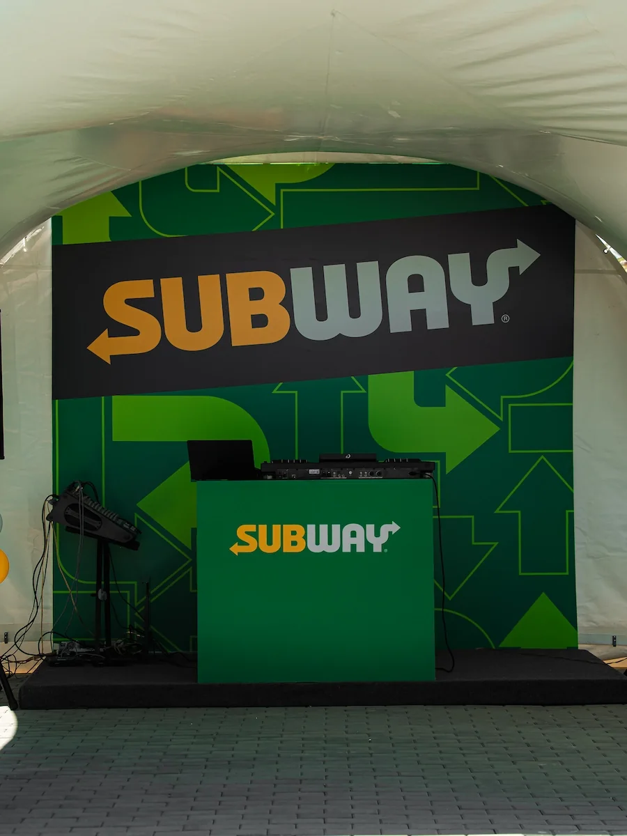 Диджейский пульт Subway на празднике открытия. Фото: subway.az